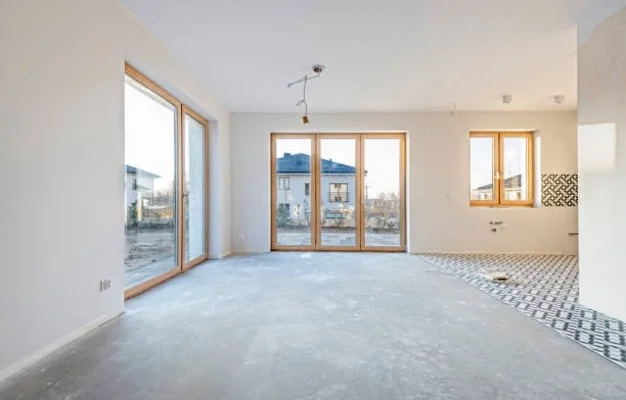 Pièce neuve avec peinture blanche terminée après travaux de finition intérieure par artisan peintre
